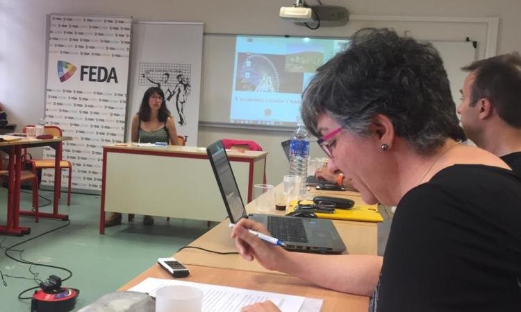 La Cèlia Vendrell Serra pronunciant la ponència sobre canvi climàtic i plagues a la Universitat Catalana d'Estiu